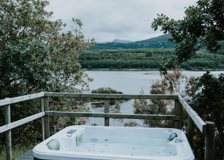 Caerdeon Apartment | Snowdonia Shepherds Hut + Hot Tub