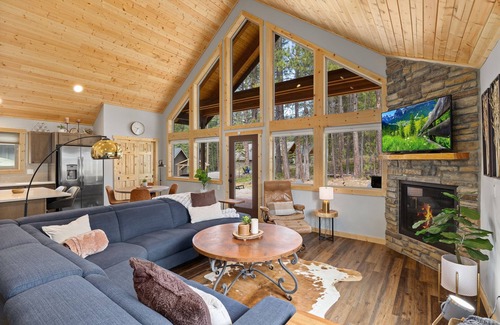 Ronald House | Snowshoe Inn - King Master - Hot Tub - Fire Pit - Trails - Community Pool