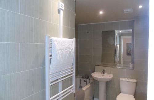 Greenock Apartment | Snug - Grian-aig Apartment