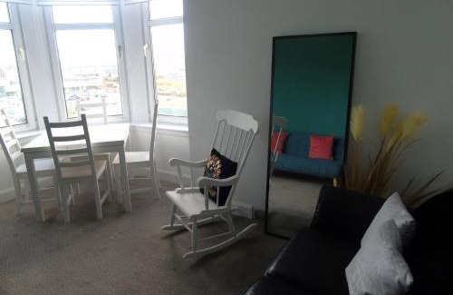 Greenock Apartment | Snug - Grian-aig Apartment