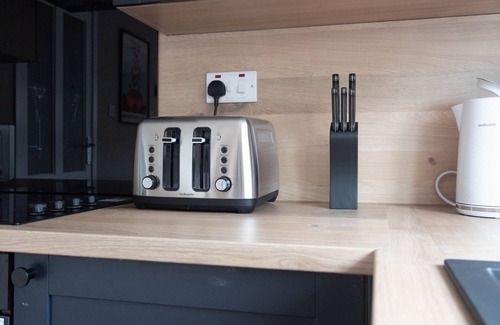 Falkirk Apartment | Snug Modern Home in Falkirk