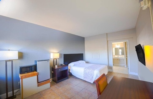 Le Barons Of Titusville Hotel | Soak In Renovated Unit Near Singleton Courts With Free Parking
