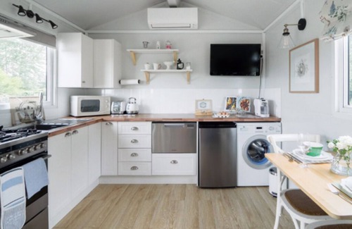 Lincoln Cottage | Soak up the Peach & Quiet at an animal Friendly Boutique Farm Cottage