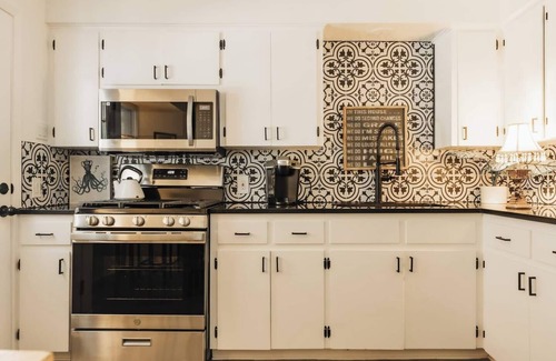 East Congress House | SoCo Getaway 🌟 3BR/4 Beds 🏊♀️ Cowboy Pool ❤️ 5 min to Downtown/SoCo