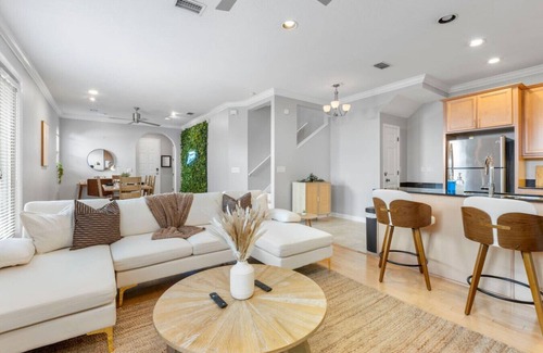 Courier City - Oscawana House | SOHO Getaway! 3BR Jacuzzi, Gym AND Game-room