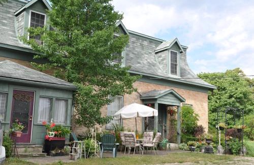 Lucknow Bed & Breakfast | Sommerville Court Motel Bed & Breakfast