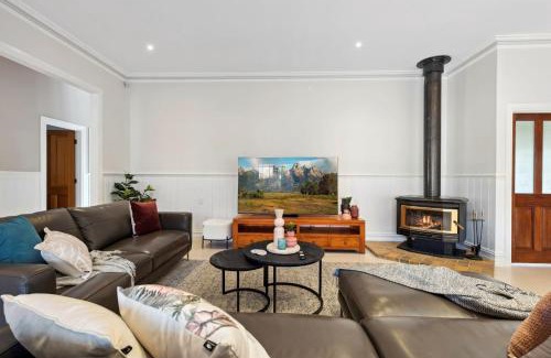 Somerville House | Sommerville Majestic Farm Manor Retreat 5bd 3Bth Pool Spa