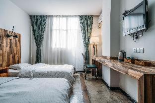 Chengdu City Centre Hostel | SONDERIA Lazybones Hostel-Wenshu Temple Side,Near Chenghuangmiao Metro,Cozy Hostel with All-Day Brunch, Travel Agency & Local Bar Vibes