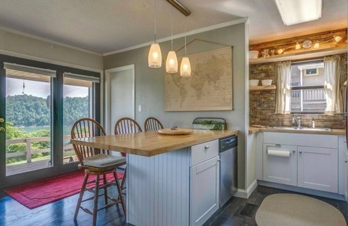 Sparta House | Songbird Manor (Panoramic Lake Views)