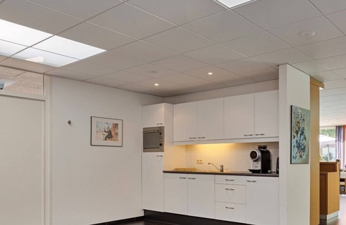 Waalre Apartment | Soothing 1-bedroom studio in Riethoven shared garden