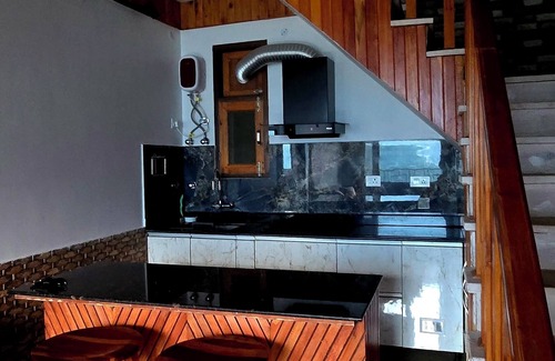 Kumharsain House | Soothing 3-bedroom in Narkanda.nNestled in the middle of Apple Orchards