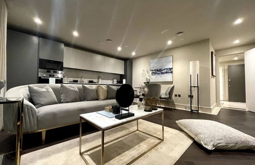 Chigwell Apartment | Sophisticated 1BR, 1 BA Chigwell Designer Flat