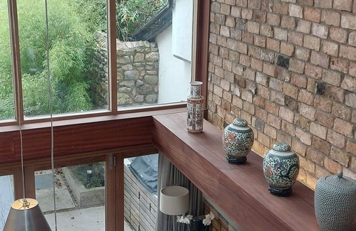 Sutton Apartment | Sophisticated Seafront 3BD Suntrap Landscaped Yard