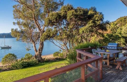 Moetapu Bay House | Sounds Magic - Moetapu Bay Bach