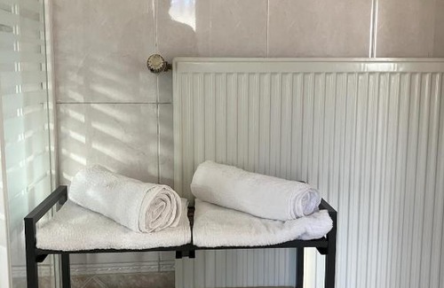 Weilerswist Apartment | Souterrain Whirlpool-Apartment nahe Phantasialand