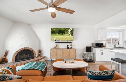 Desert Foothills Estates House | South Mountain-FREE HEATED Pool and Hot Tub Walk to trails & park.