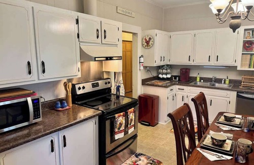 Ty Ty Hostel | Southern Luxuries Farmhouse - Beautiful Romantic!
