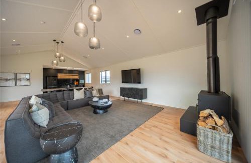 Te Anau House | Southern Solace - Te Anau Holiday Home