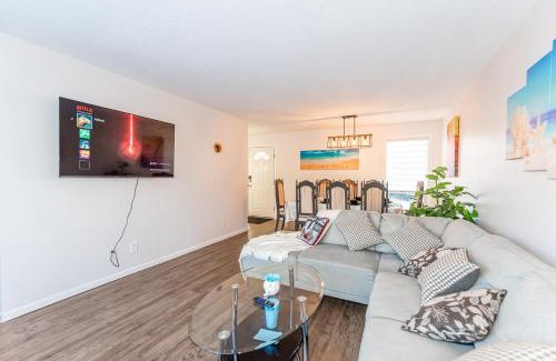 Southwest Edmonton House | Southgate 5 Bedroom Vacation Home with Double Garage