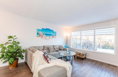 Southwest Edmonton House | Southgate 5 Bedroom Vacation Home with Double Garage