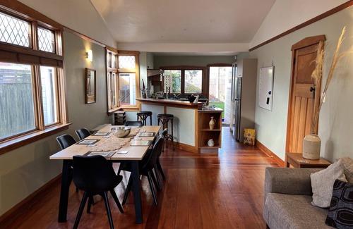 Petone House | Spa by the Sea -ideal for Family Holidays, Business Travel, or Away With Friends