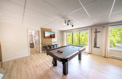 Notre-Dame-Auxiliatrice-de-Buckland Ski Chalet | Spa Mountain Pool table - Le Haut 132