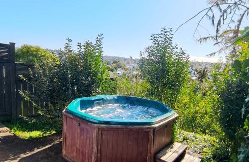 Glenfield Villa | Spa Retreat Spacious 7 BRS 3 Baths Movie Lounge nice Garden with Parking