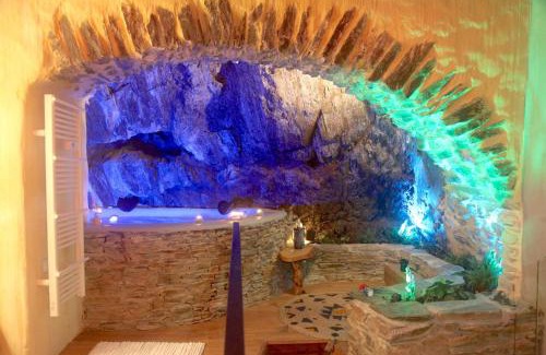 Collioure Apartment | Spa Troglodyte avec Cour, à 20m des Plages, LoveRoom avec Jacuzzi 'Le Ginkgo'