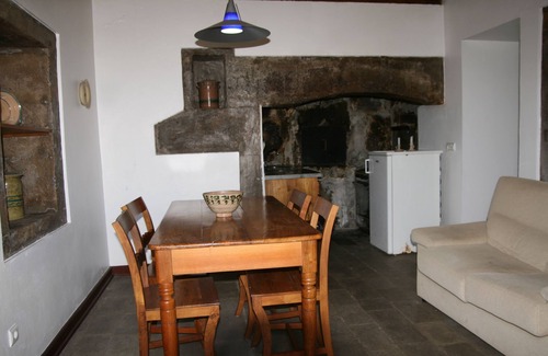 Praia da Vitoria House | Space suitable for families, with gardens, vegetables and seasonal fruit