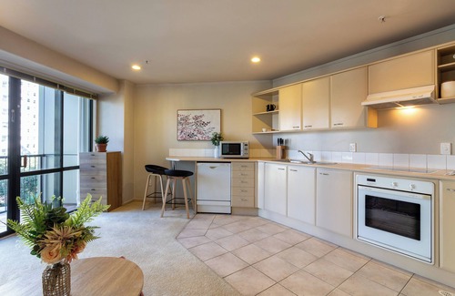 Grafton Apartment | Spacious 1-bedroom unit in CBD with free parking