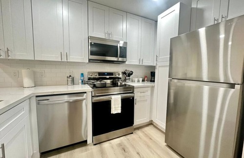 Neartown Apartment | Spacious 1BR in Montrose Near Downtown & Nightlife