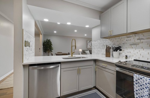 Five Points South Condo | Spacious 2/2 Condo w/pool near the UAB ,Mt Brook ,The Vulcan & 280