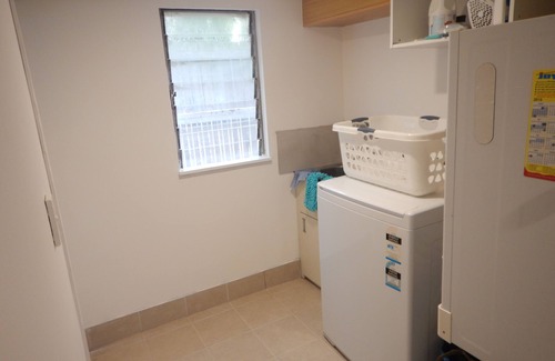 Wynnum House | Spacious 2-Storey Home By The Bay: Sleeps 12