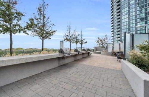 Fort York Apartment | Spacious 2BR - Pool Gym Sauna Hot Tub Free Parking