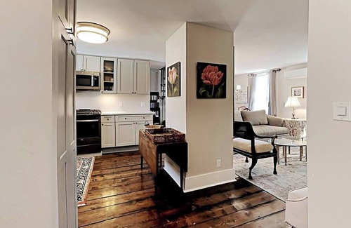 West Dover Apartment | Spacious 2BR w/large loft, Deck, great location