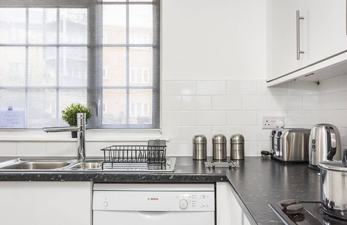 Bow House | Spacious 3 Bed apartment near Victoria Park