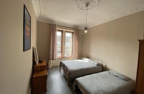 Glasgow Apartment | Spacious 3-Bed Apartment for Small Large Groups Close to BBC SSE Central Glasgow West End Free Parking