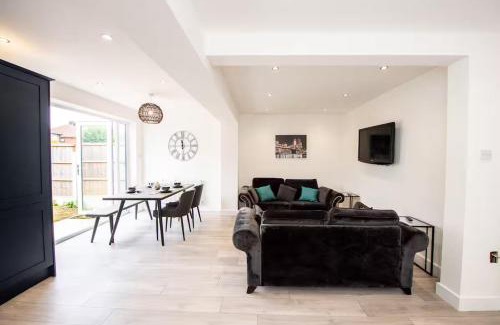 Hunts Cross House | Spacious 3-Bed by Beatles Attractions & Transport