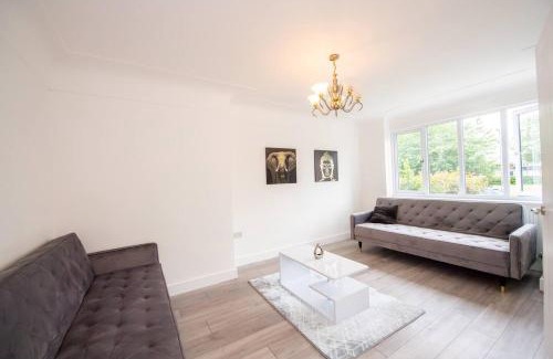 Hunts Cross House | Spacious 3-Bed by Beatles Attractions & Transport