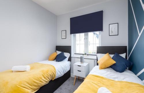 Ashford House | Spacious 3 Bed House For 5- City Central - Free Parking