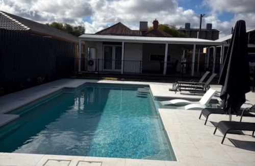 Donald House | Spacious 3 Bedroom, 2 Bathroom, Secure Parking and Pet friendly house.