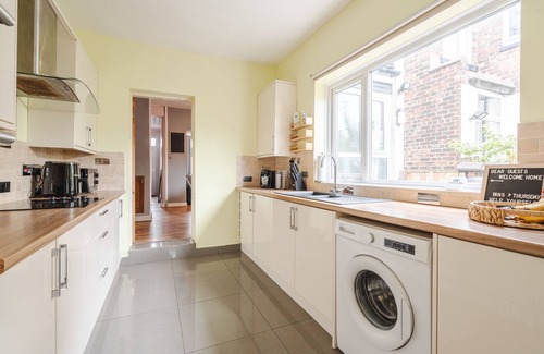 Salford House | Spacious 3-Bed House | Pool Table | Free Parking!