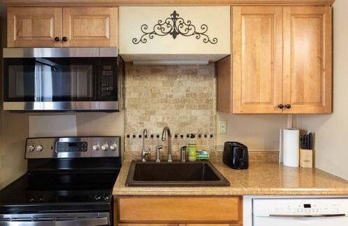 Bountiful Apartment | Spacious 3BR Basement Apt | Airport, Work, Ski