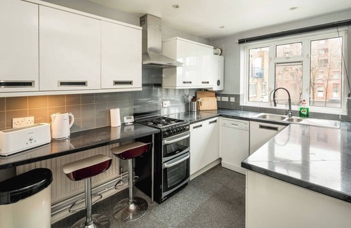 Tottenham Hale Apartment | Spacious 3BR Flat with Balcony Near Tottenham Hale