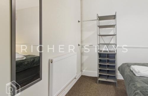 Tilbury House | Spacious 3BR House in Tilbury, Driveway and Garden