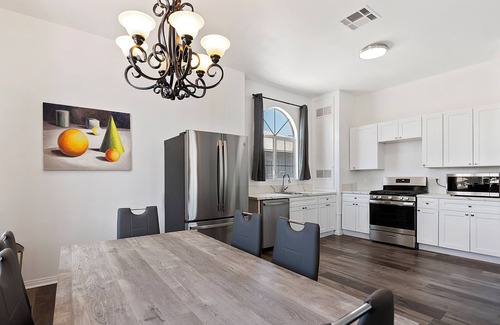 NoHo Arts District Apartment | Spacious 4-bed 2.5bath modern apartment in Los Angeles by Universal studio/HW