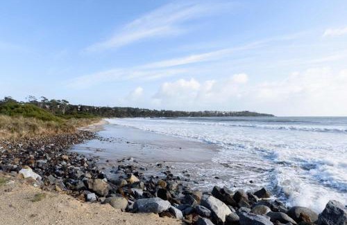 Bridport House | Spacious 4-Bed Coastal Retreat with Ocean Views