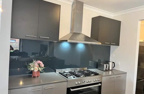 Melton South House | Spacious 4 bed family home in Melton (near Warrawong Estate)