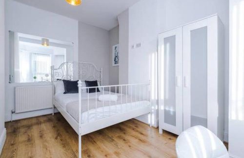 Salford House | Spacious 4-Bed House Manchester