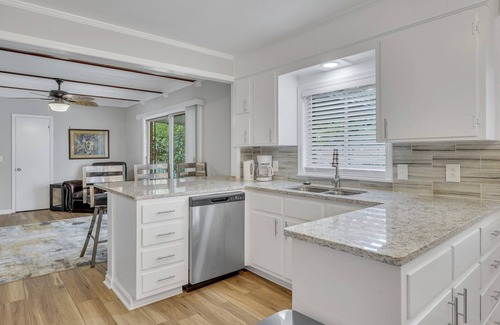 Abercorn Heights - Lamara Heights House | Spacious 4-Bedroom/3 Bath Furnished Mid-Term Charming Home in Mid-Town Savannahn